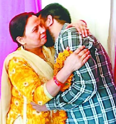 When I saw the only son in front, my eyes filled with tears.