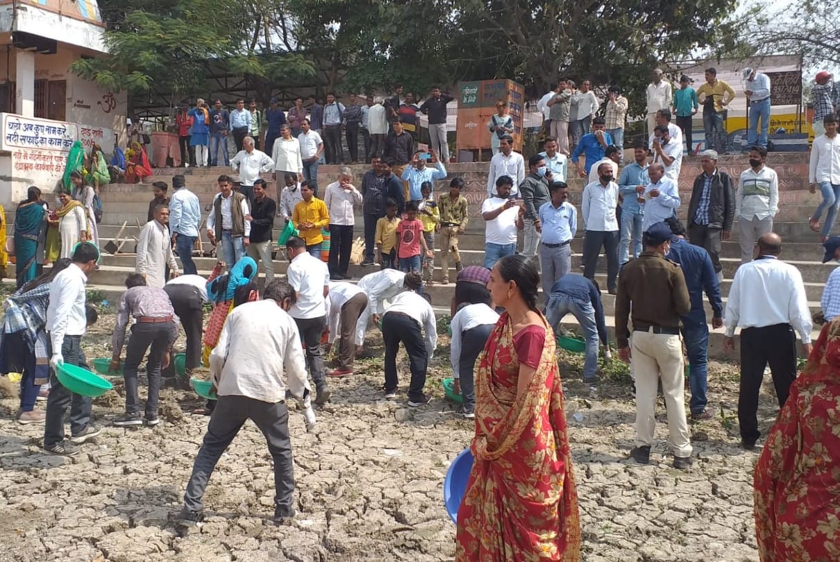 Dewas: Collector ran a shovel, MLA picked up the tag, hoped to beautify the face of Mokshadayini Shipra...