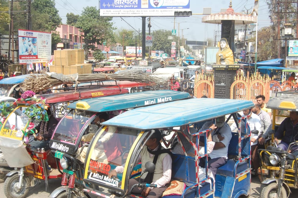 Ahilyabai crossroads became a blockage, shopkeeper-vehicle driver upset