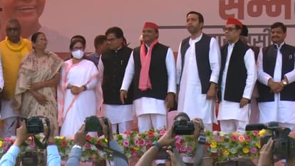 अखिलेश के साथ मंच पर ममता बनर्जी और प्रो.राम गोपाल। शिवपाल सिंह यादव सबसे किनारे दिखे।