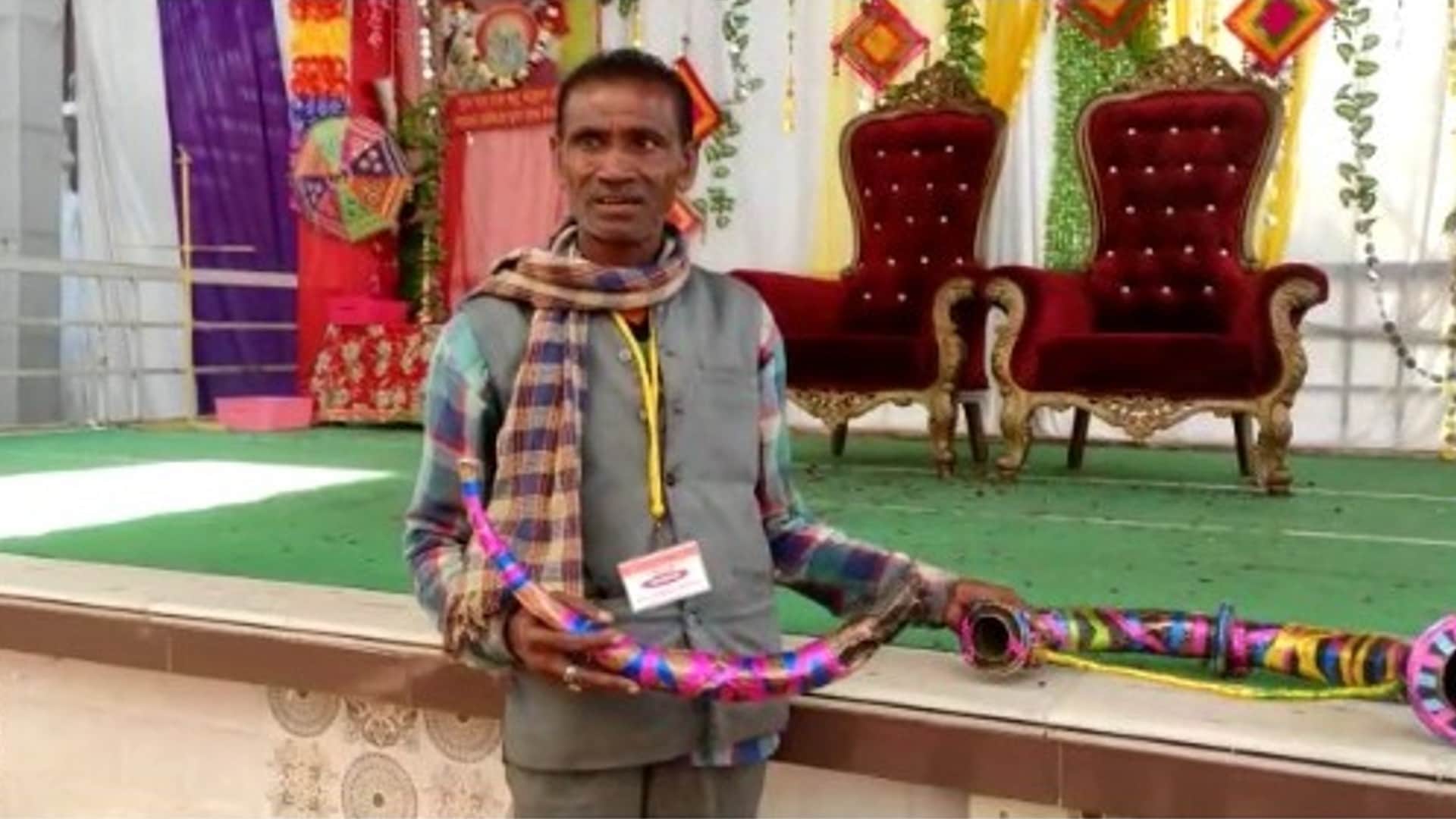 Chhatarpur: This public representative, who is saving the art and culture of Bundelkhand, feeds by playing the traditional musical instrument Ramtula