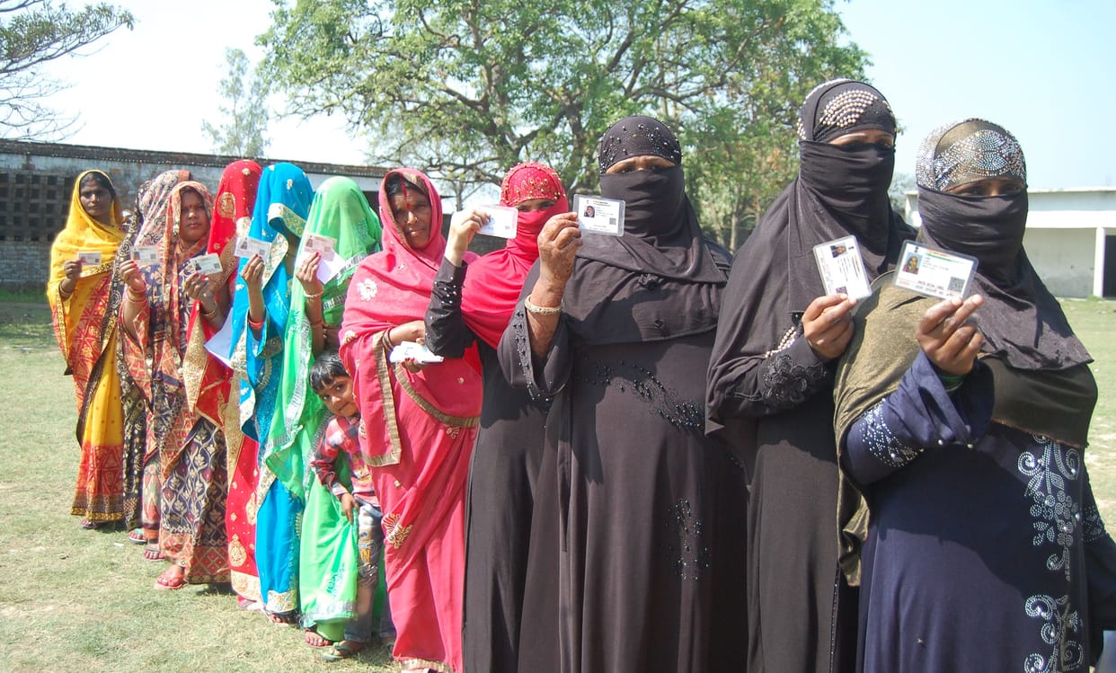 The daughter-in-law presses the button of the EVM under the cover of a veil