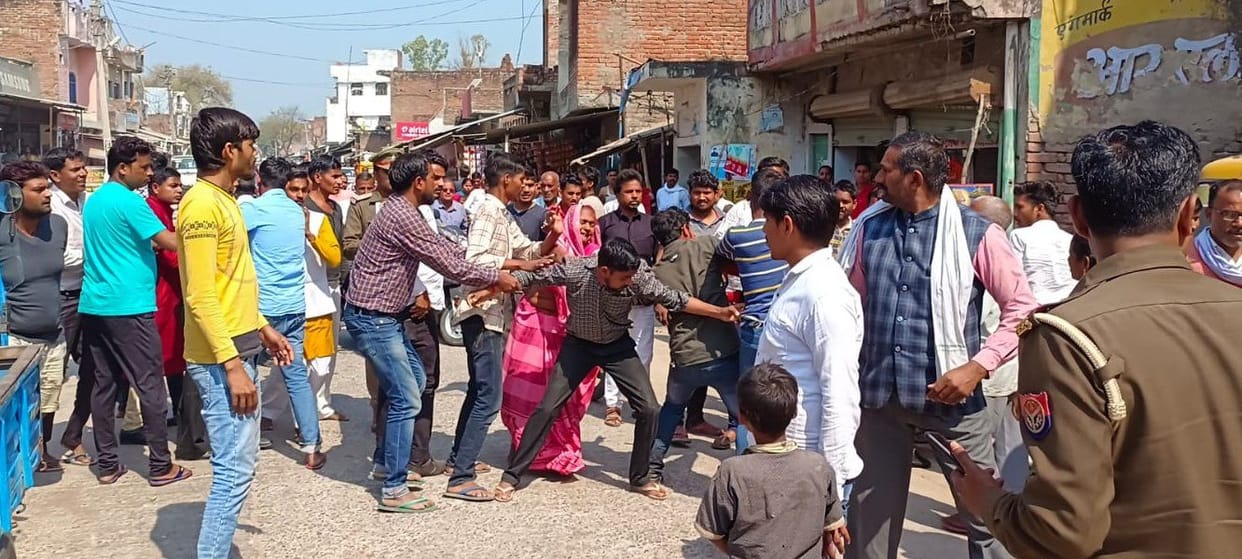 The child collided with the bike of a retired soldier, the bricks and stones ran fiercely in the market