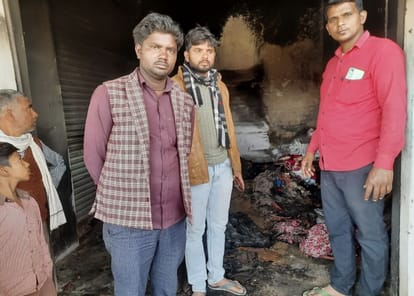 कस्बा एका के एटा रोड स्थित पेट्रोल पंप के सामने टेंट की दुकान में लगी आग के बाद मौके पर एकत्रित भी?