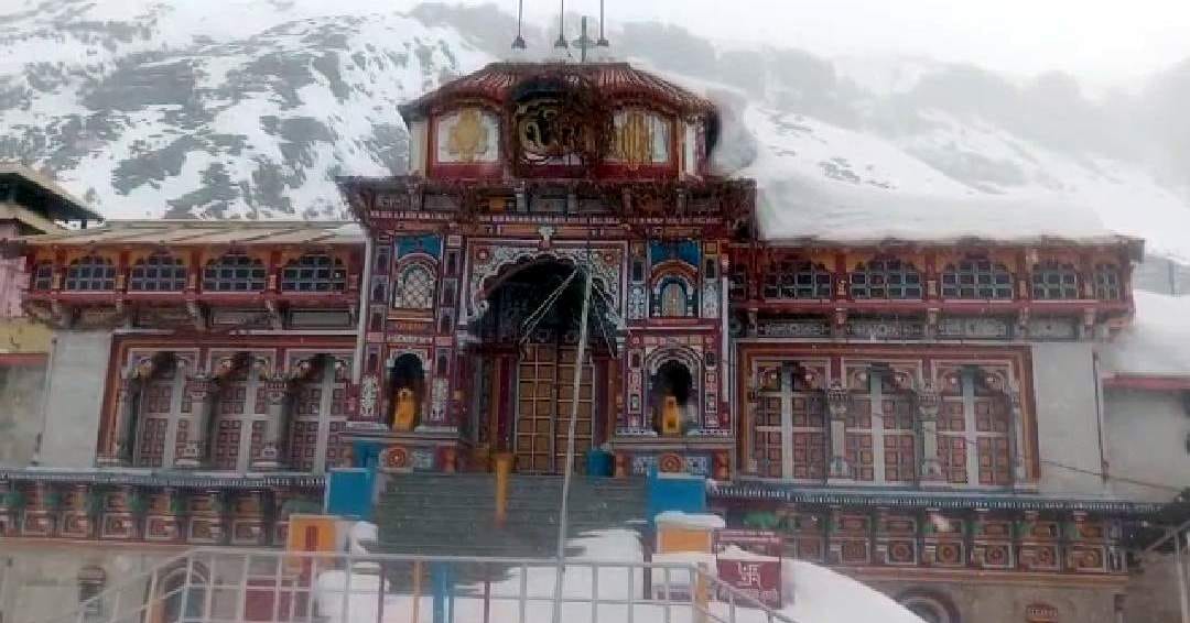 Snowfall in Badrinath Dham