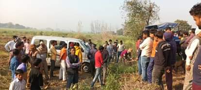 हादसे के बाद खेत में खडी ईको एवं मौके पर लगी लोगों की भीड़।