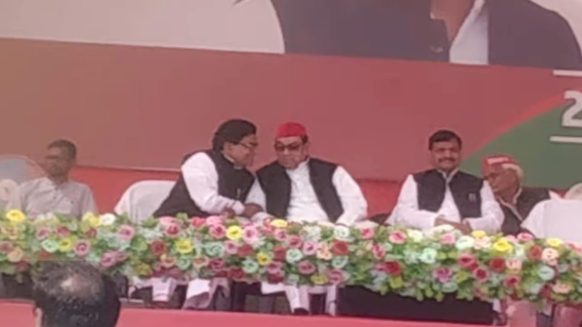 किरणमय नंदा से बात करते प्रो. राम गोपाल और एक किनारे बैठे शिवपाल सिंह यादव।
