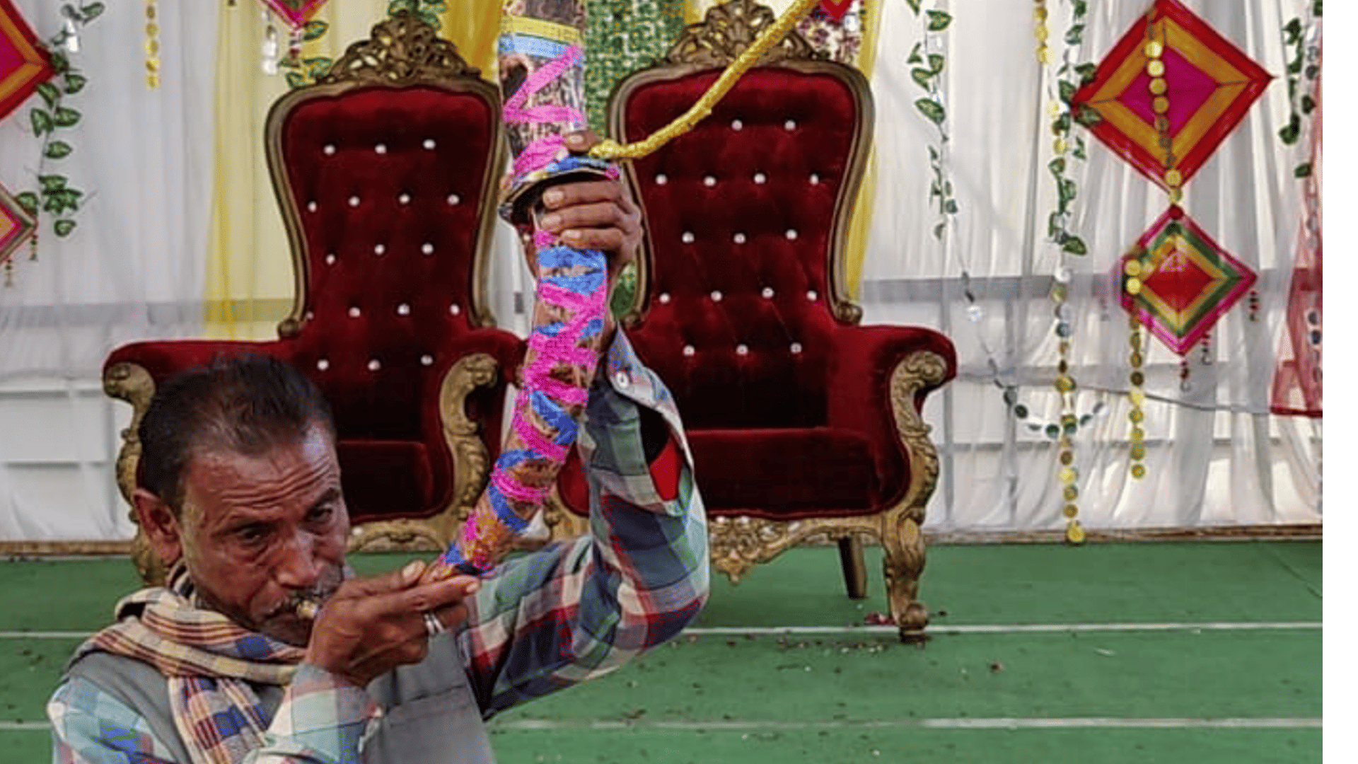 Chhatarpur: This public representative, who is saving the art and culture of Bundelkhand, feeds by playing the traditional musical instrument Ramtula