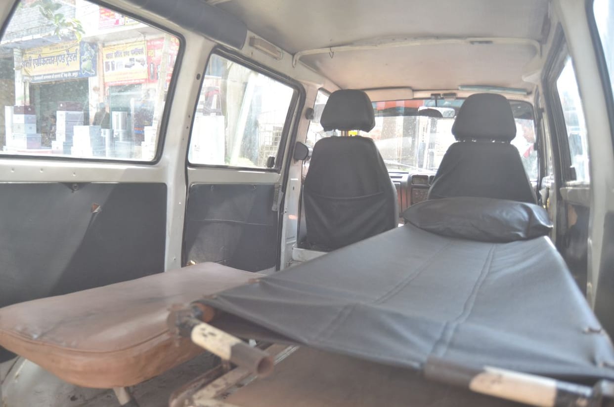 Delivery done in ambulance, mother and newborn died, father said did not inform about daughters pregnancy