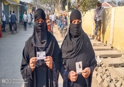 UP Election Phase 6 Voting continues in 7 seats of Ballia Somewhere direct fight in  BJP samajwadi party rebels made contest interesting