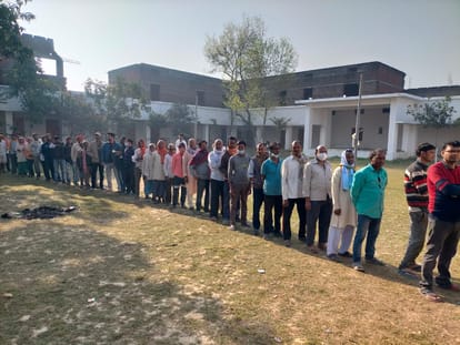 UP Election Phase 6 Voting continues in 7 seats of Ballia Somewhere direct fight in  BJP samajwadi party rebels made contest interesting