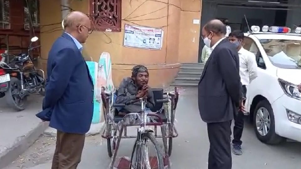 Rajasthan news Bhilwara Collector Ashish Modi gave a tricycle to Divyang