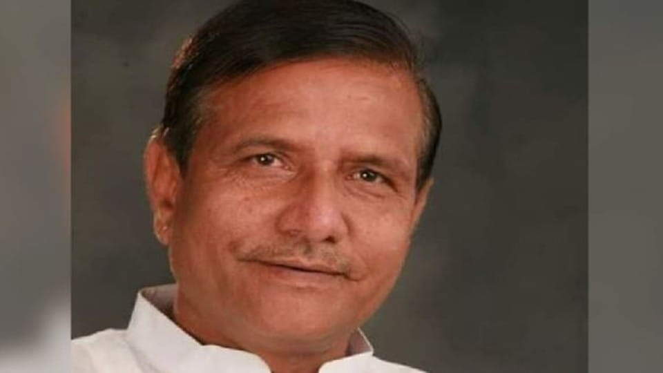 dumper hit the Agra BJP MLA Purushottam Khandelwal Innova car in gwalior