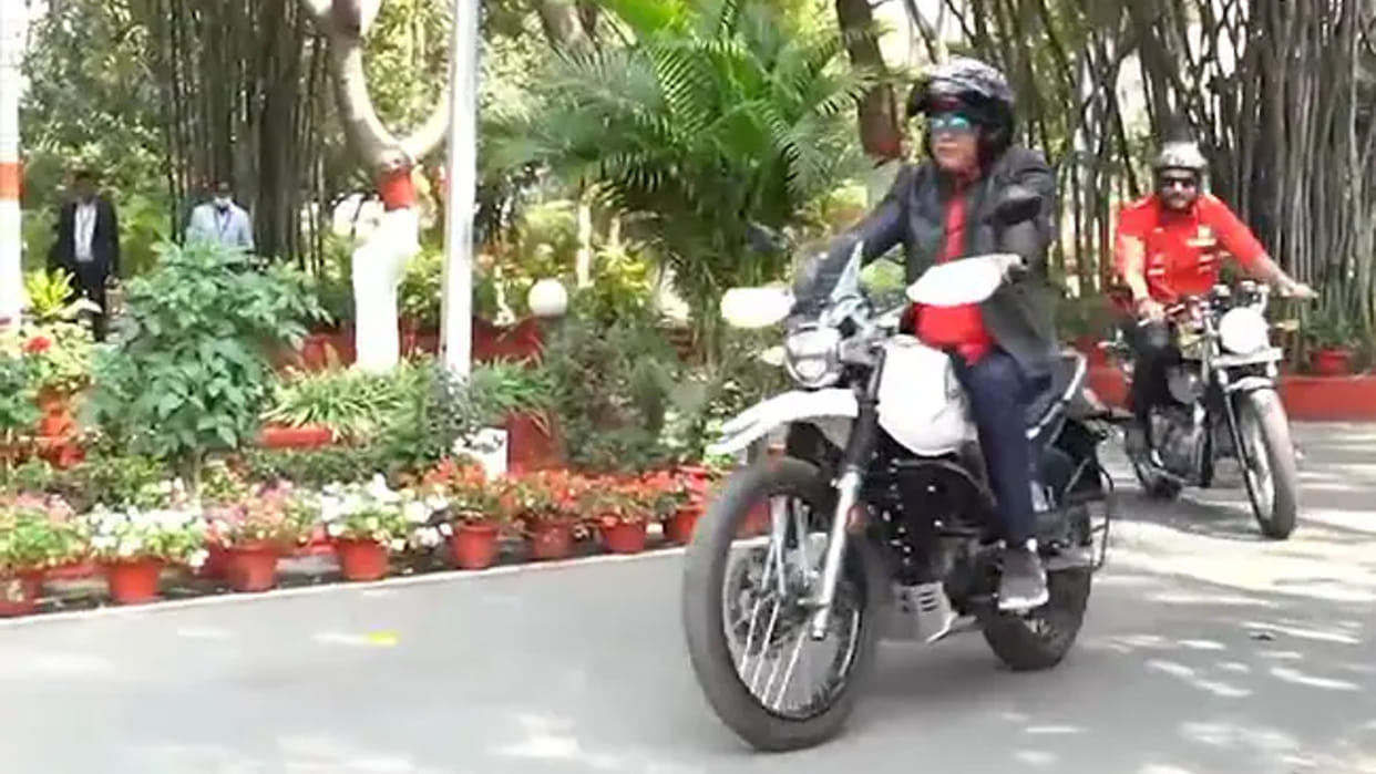 Chhattisgarh: CM Bhupesh Baghel rides a sports bike, video got viral