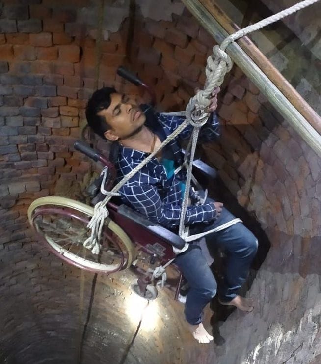 Kanpur dehat : A drunken youth fell in 80 feet deep dry well, police personnel pulled out