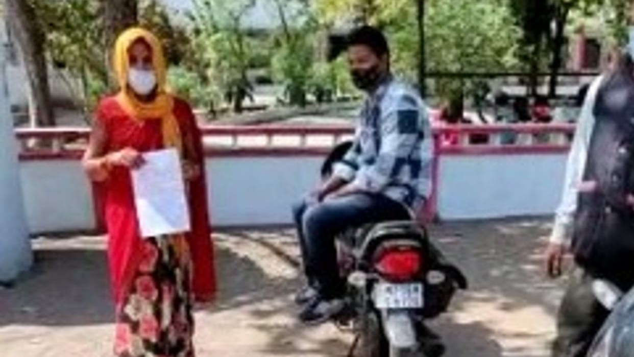 Thief blew away Asha worker's bag in Chhatarpur, Anganwadi opened by breaking the lock
