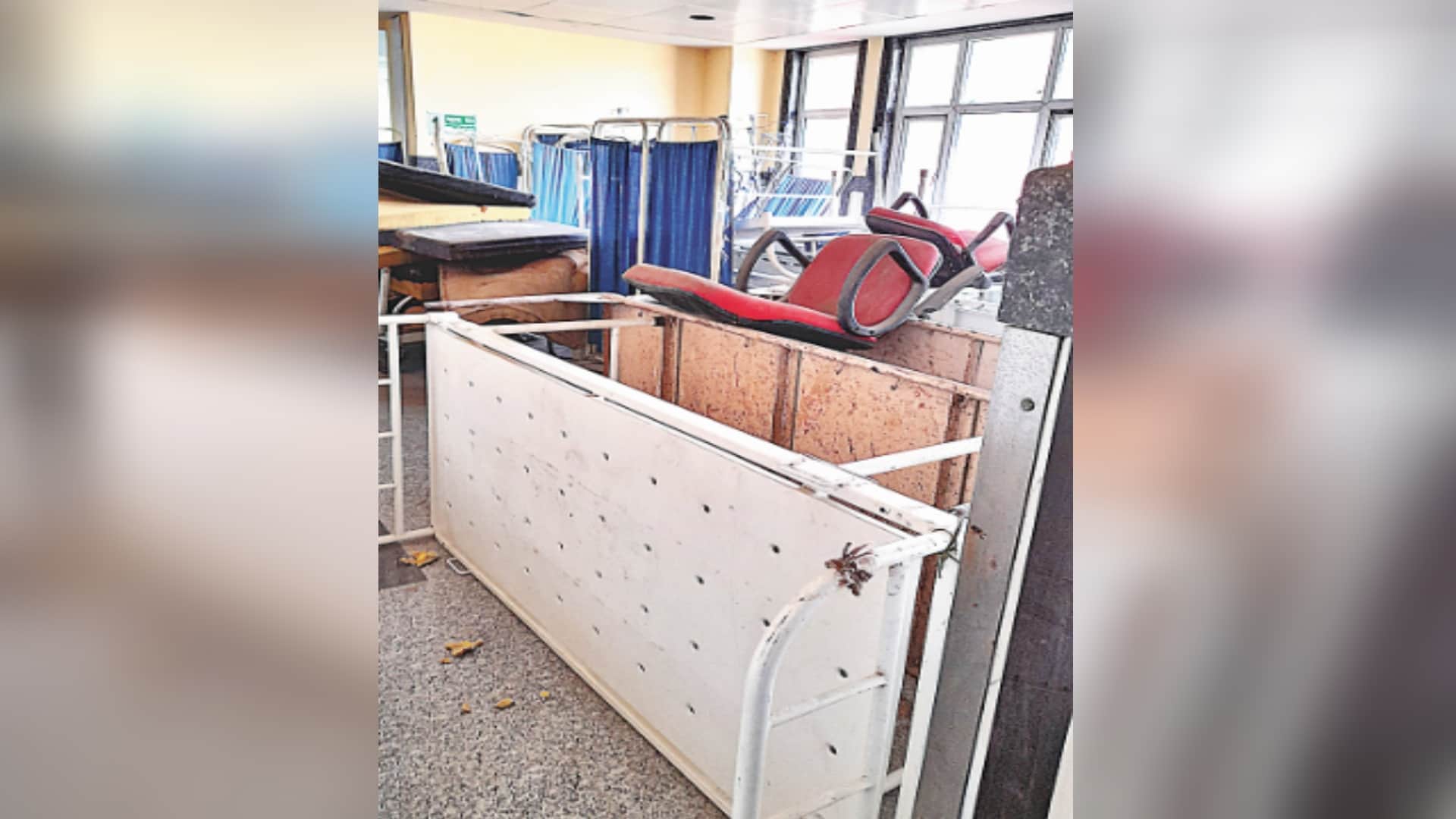 Meerut Hospitals lift do not take patients, stretchers are locked