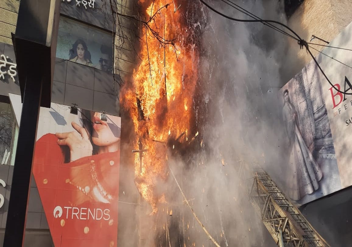 Major incident in Varanasi Massive fire broke out in saree showroom at Vinayak Plaza building