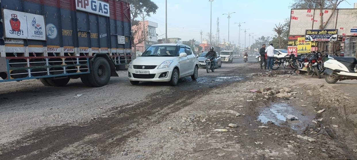 The officers do not obey the orders of the DC, even after a month of saying that the roads have not been repaired.