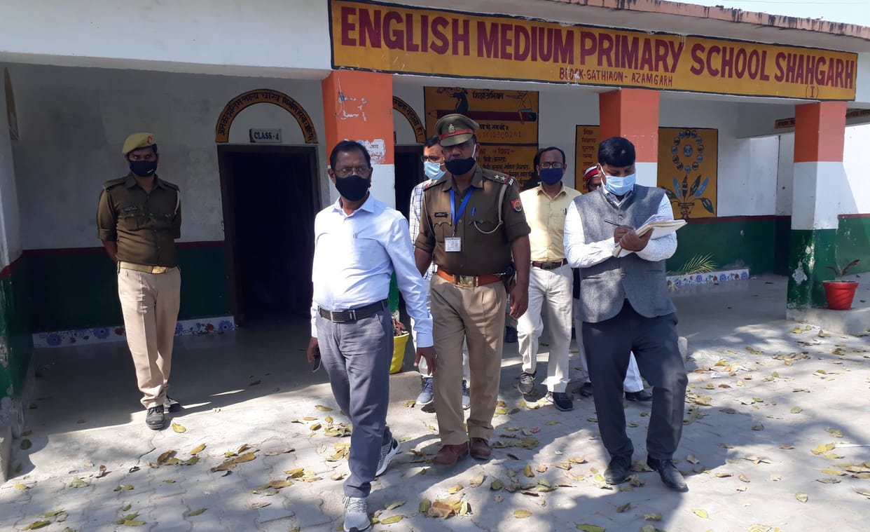 On seeing the broken door of the polling station and the uprooted plaster, the spectators got angry.