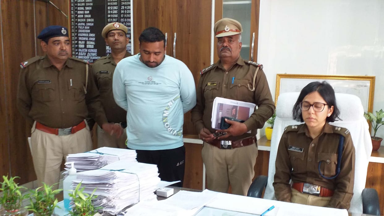 The accused arrested for demanding extortion of four lakhs by threatening the businessman