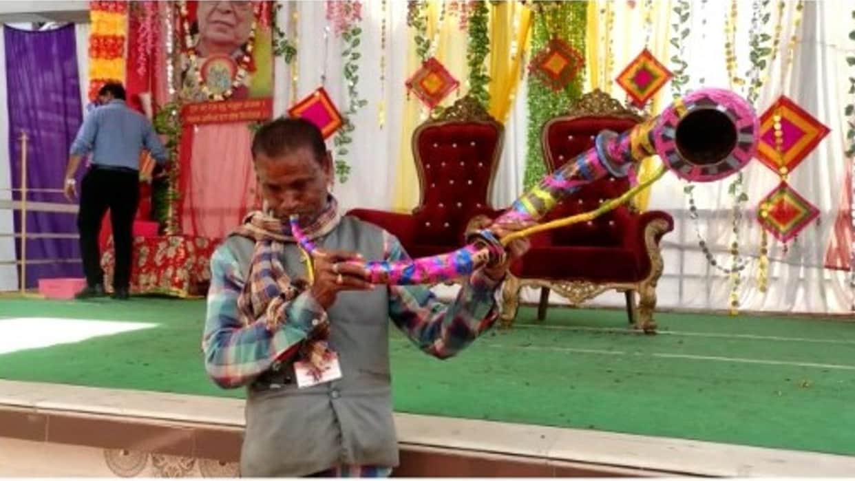 Chhatarpur: This public representative, who is saving the art and culture of Bundelkhand, feeds by playing the traditional musical instrument Ramtula
