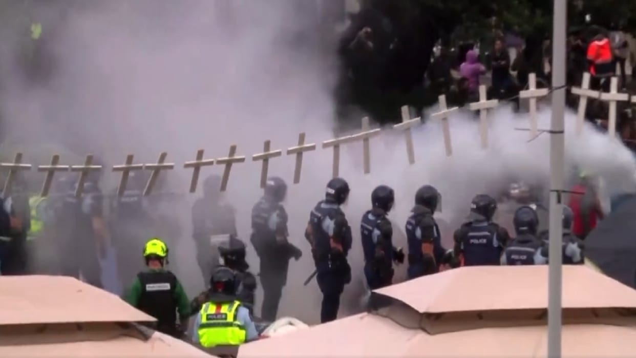 Clashes between police and protesters against Corona restrictions outside New Zealand parliament 36 arrested