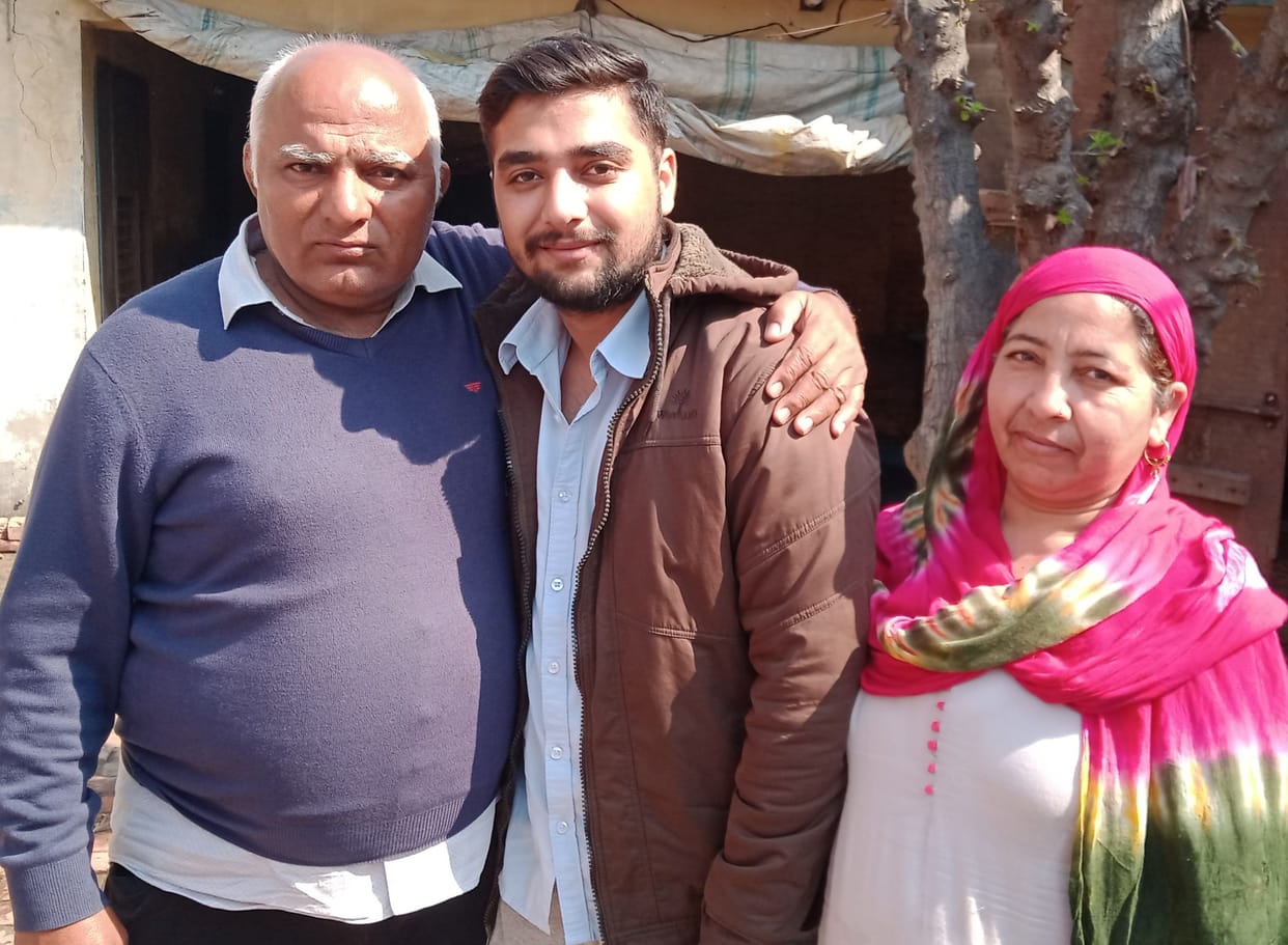 Vineet reached the border by dodging by boarding the bus of Ukrainian students