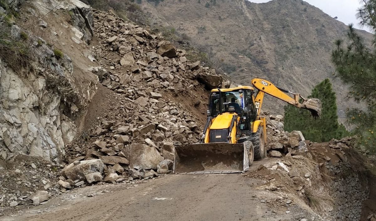 Chamba-Chaklu road closed near Sal Nala