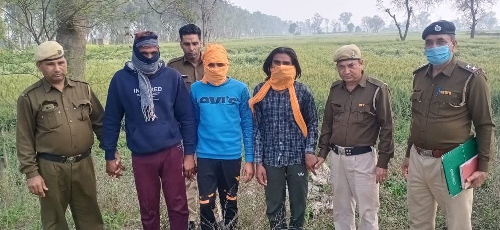 The pickup driver along with his companions created the drama of robbery
