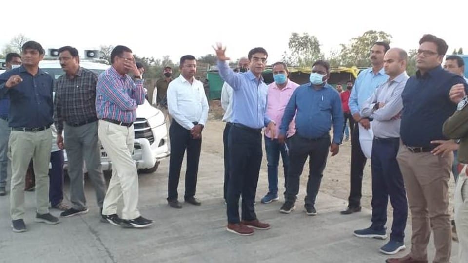 कार्यक्रम स्थल का निरीक्षण करते कलेक्टर शुक्ला व अन्य अधिकारी