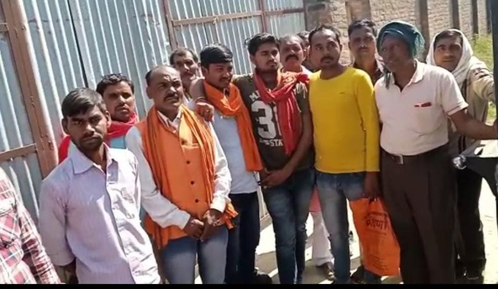 Angry farmers closed the purchase center due to non-weighing of paddy