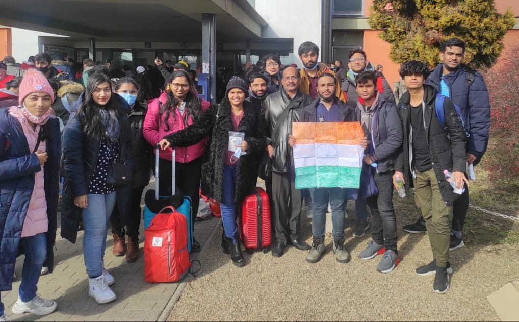 Four students of Sambhal reached 250 km from the Hungarian border after traveling 12 hours by train