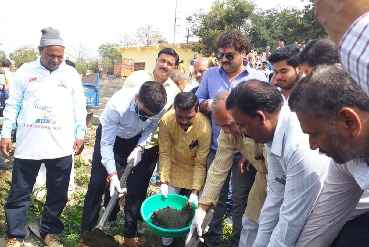 Dewas: Collector ran a shovel, MLA picked up the tag, hoped to beautify the face of Mokshadayini Shipra...