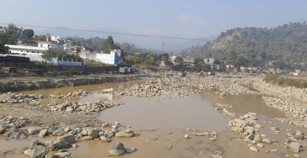 Defects found in the inspection of ongoing mining work in Khoh river