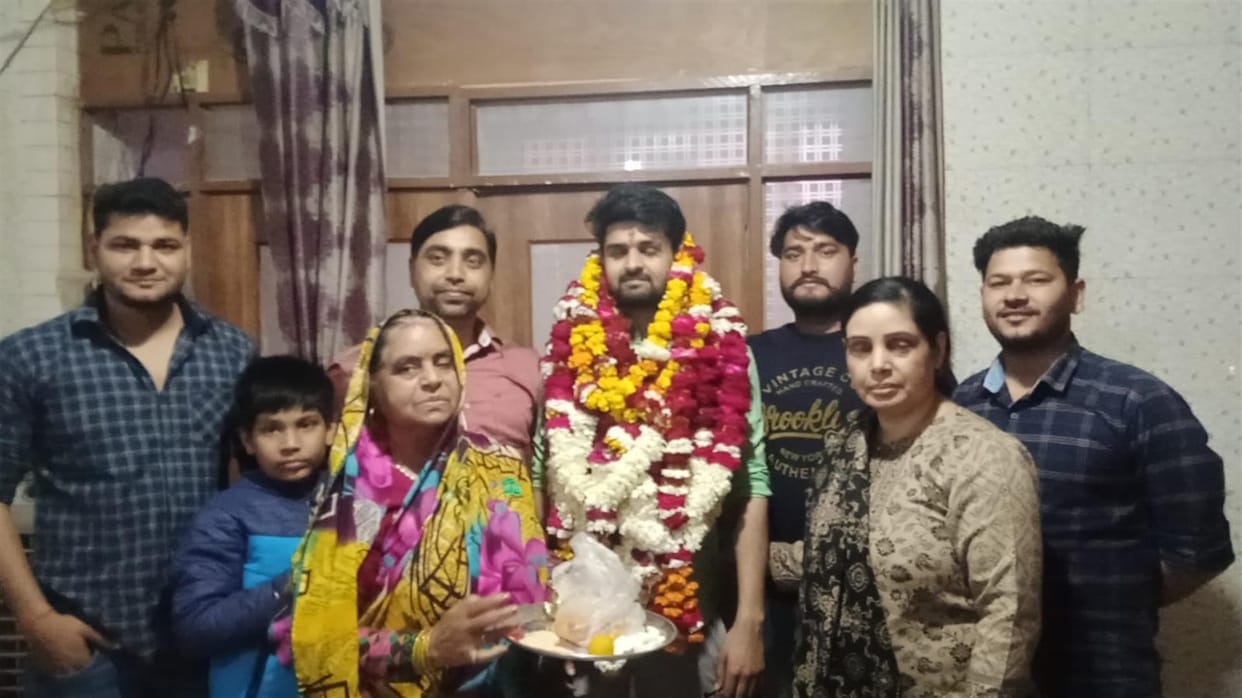 Hathras: Had to walk 35 km with 20 kg luggage