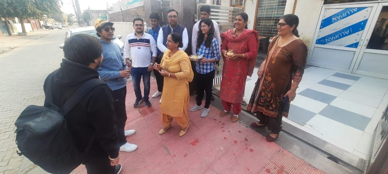 To escape, the railway station arrived from the hostel with the tricolor flag in hand, due to overcrowding, space could not be found in three trains
