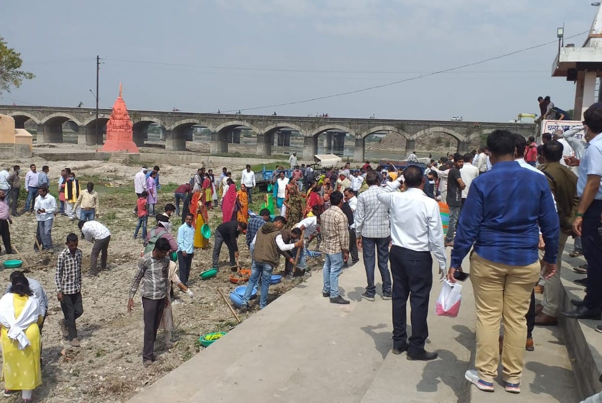 शिप्रा नदी के घाट पर शुद्धिकरण के लिए जुटे लोग