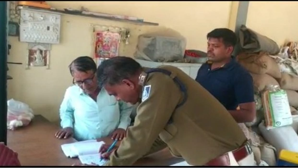 Vicious thieves crossed Rs 3 lakh kept in the bag of the merchant opening the shutter in Khandwa, the incident was captured in CCTV