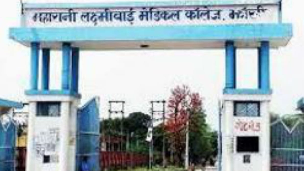 Jhansi medical college Junior Resident beats college staff after that staff goes on strike