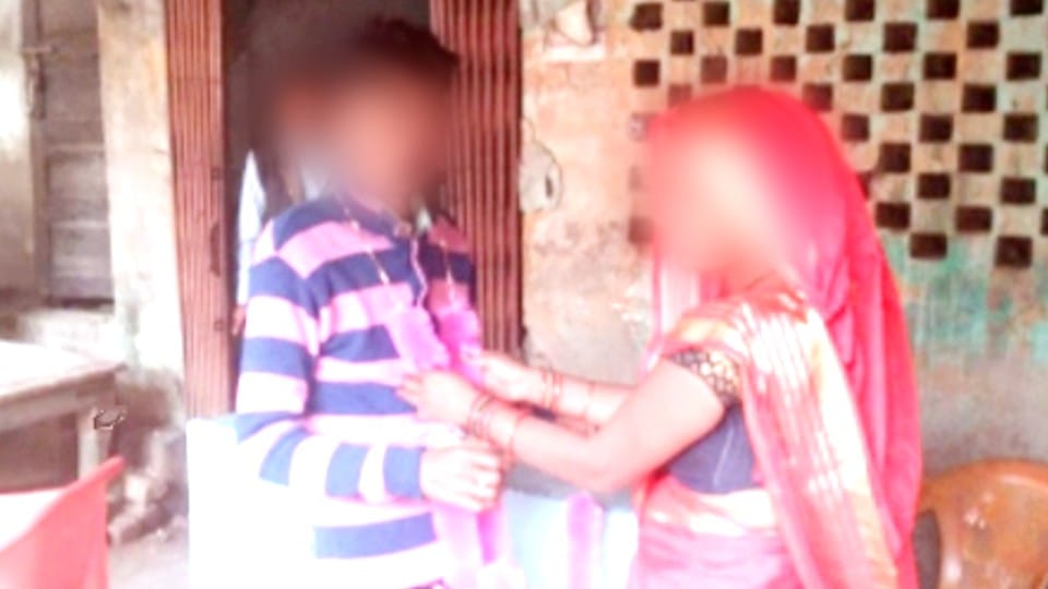 Woman put garland around her boyfriend neck in front of her husband in mainpuri