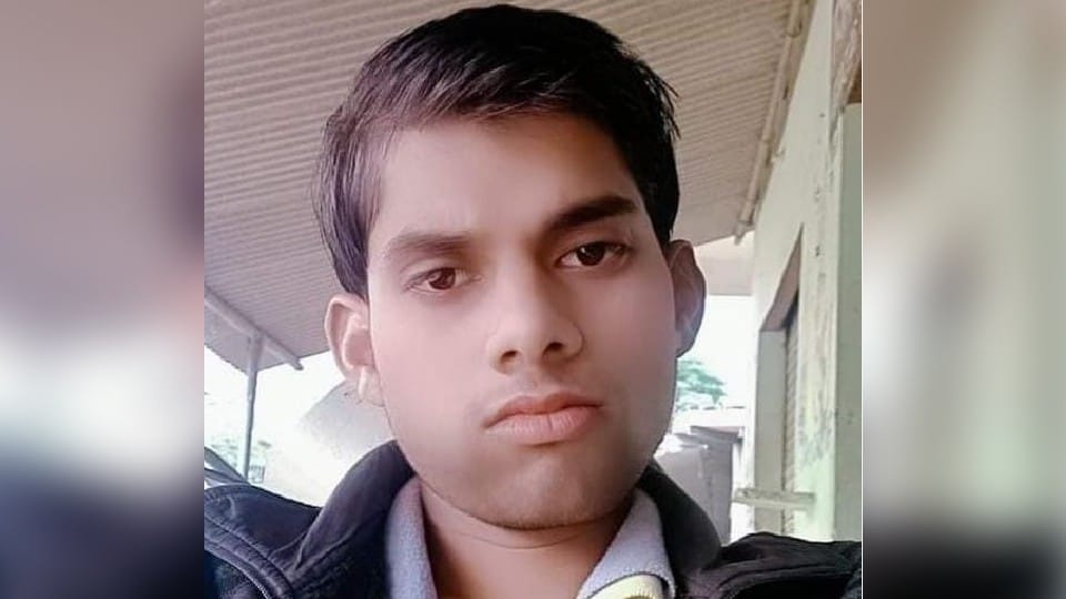 man dead body found hanging on tree in agra