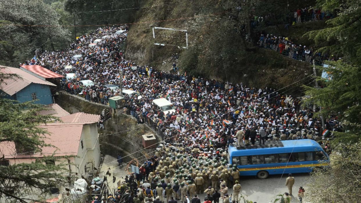 nps protest shimla: Thousands of employees roared outside the himachal assembly for restoration of old pension, police lashed sticks, see photos