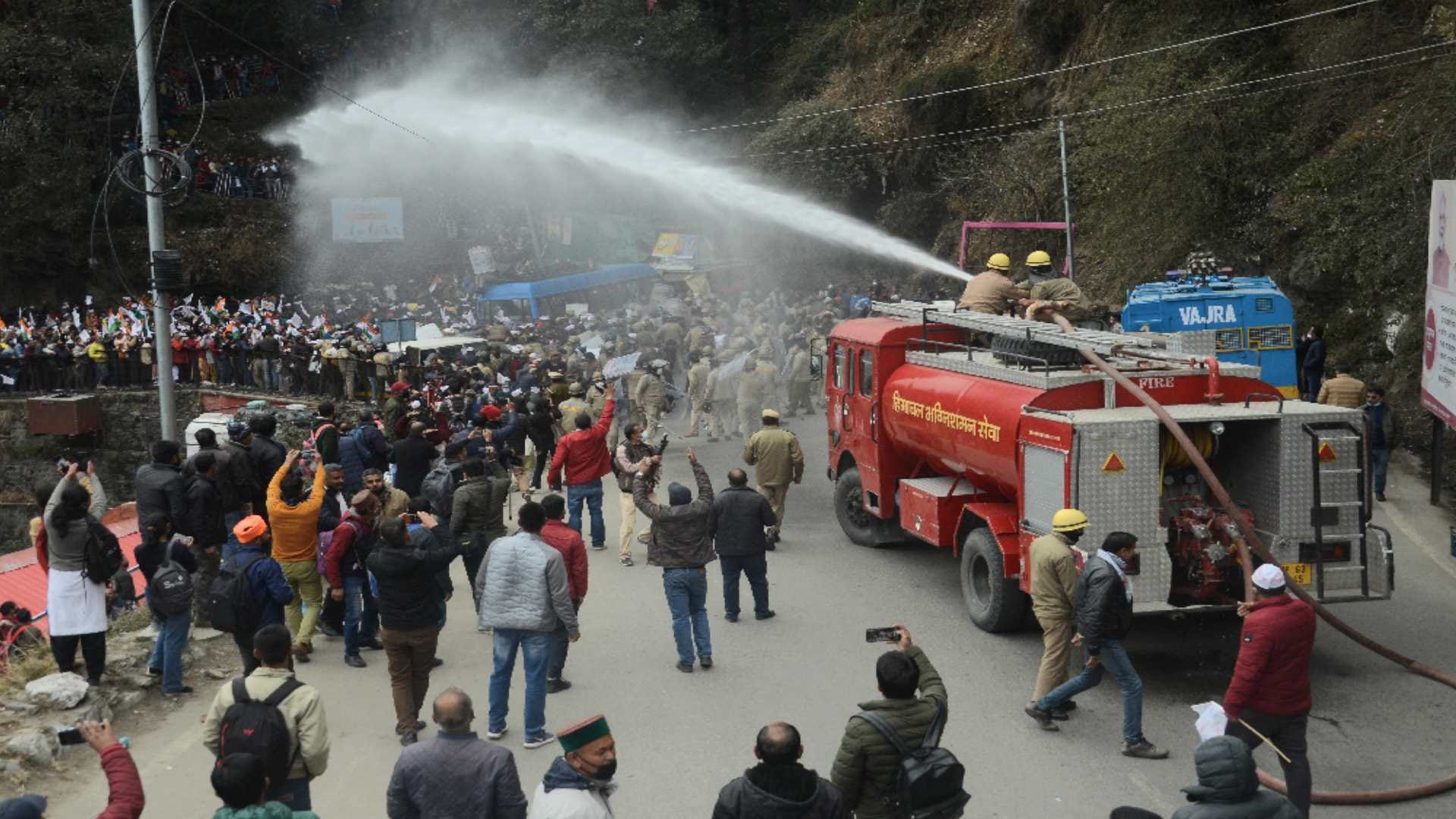 nps protest shimla: Thousands of employees roared outside the himachal assembly for restoration of old pension, police lashed sticks, see photos