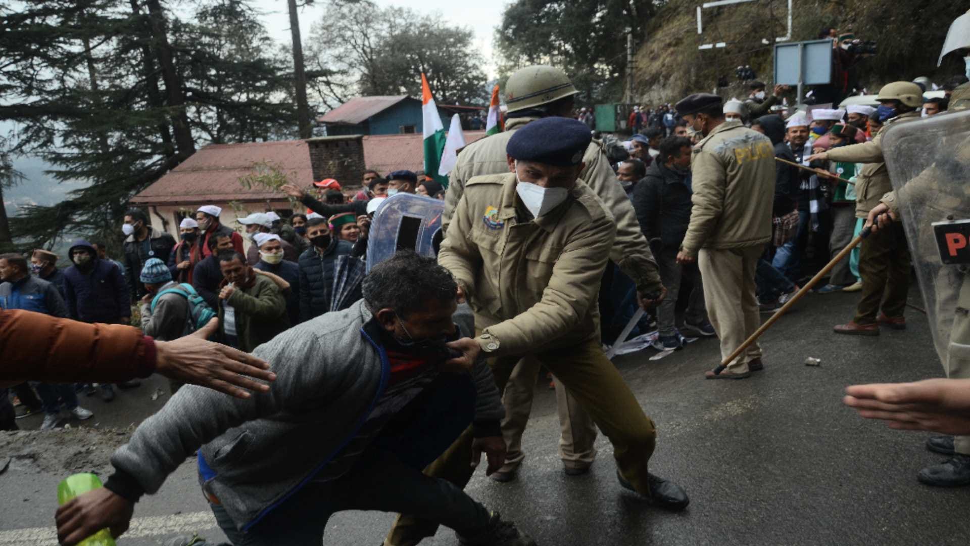 nps protest shimla: Thousands of employees roared outside the himachal assembly for restoration of old pension, police lashed sticks, see photos