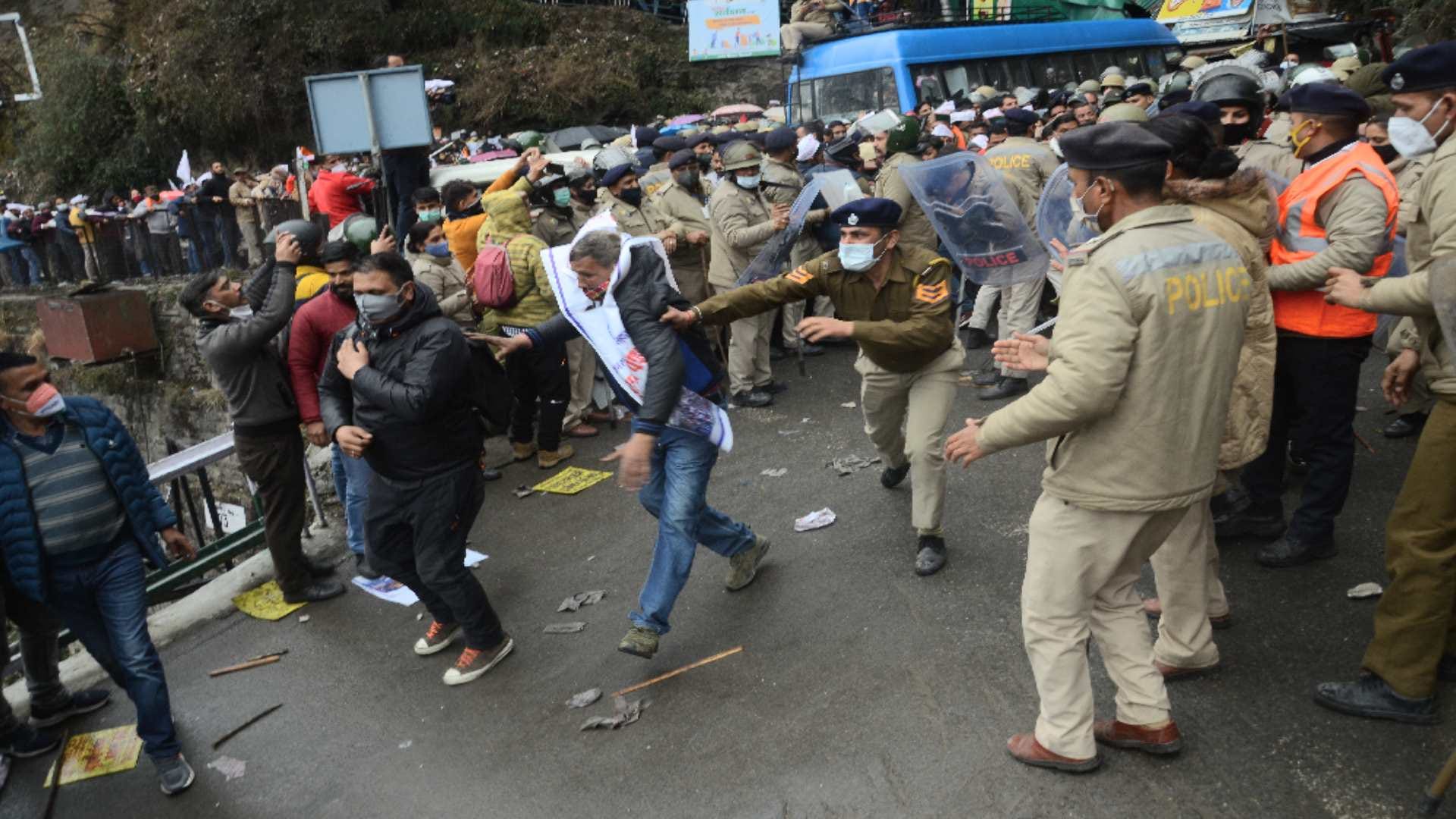nps protest shimla: Thousands of employees roared outside the himachal assembly for restoration of old pension, police lashed sticks, see photos
