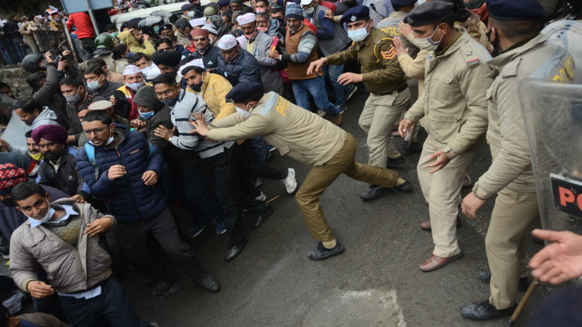 nps protest shimla: Thousands of employees roared outside the himachal assembly for restoration of old pension, police lashed sticks, see photos
