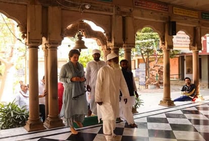 UP Assembly election 2022 Priyanka Gandhi roamed in streets of Banaras varanasi made her own tea at  house of  Kishan Maharaj