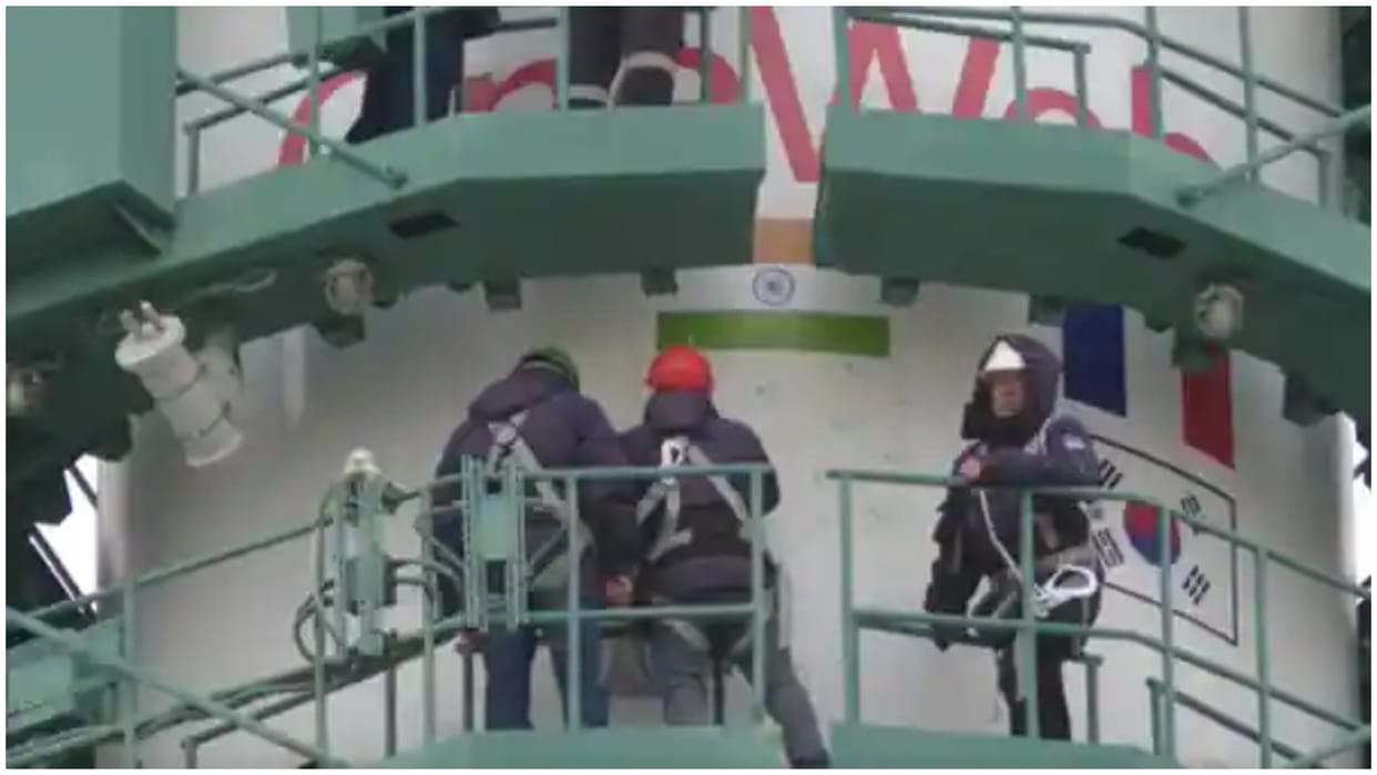 Russia Ukraine War Russia keeps Indian Tricolour on space rocket removes flags of britain america and Japan video viral