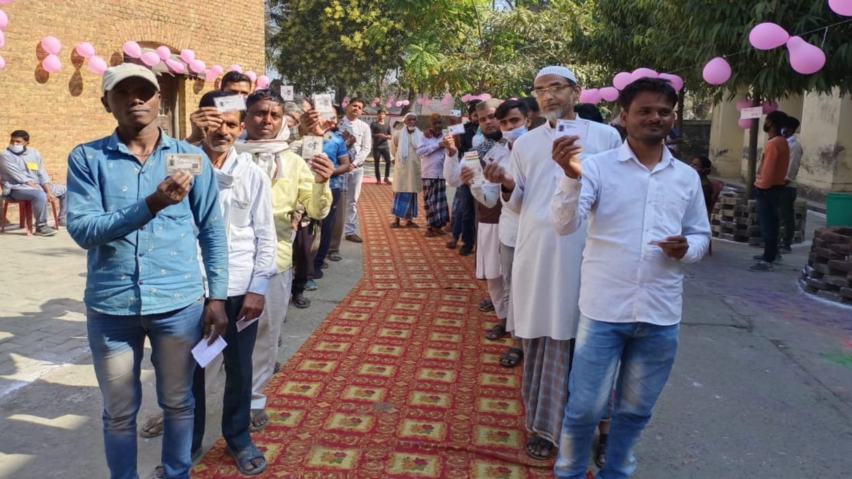 UP Election 2022 Phase 6 Live Voting: 6th Charan Election UP District Mau, Gorakhpur, Ballia, Kushinagar, Basti, Deoria Vote Percentage News In Hindi
